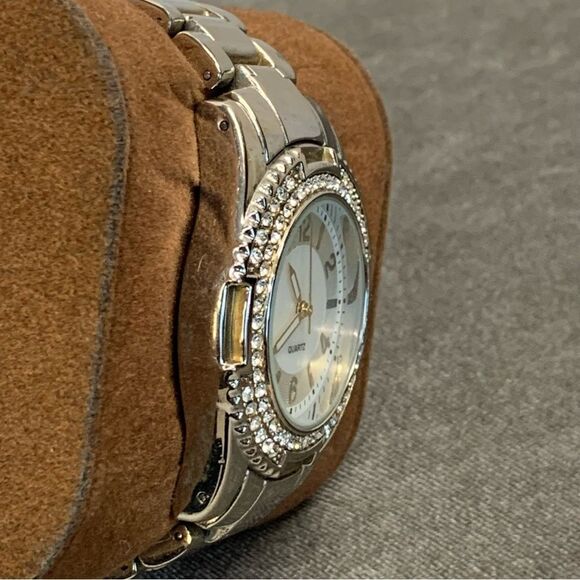 QUARTZ stainless steel round face crystal rhinestone trim watch - Picture 4 of 6